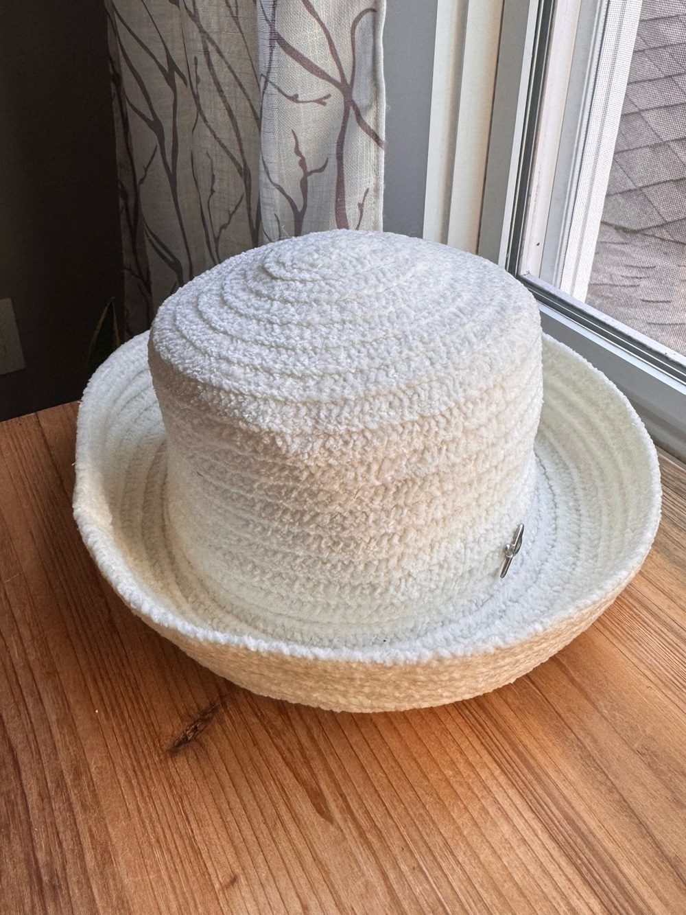 Betmar New York Style 627 White Chenille Cloche Bucket Hat Textured